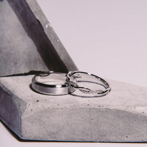 Classic Twisted Band with Diamond + Textured Finished Beveled Egde Band
